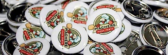 Брелоки, значки